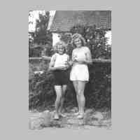 015-0042 Die Schwestern Gerda und Edeltraud Gudde 1944.jpg
